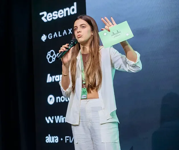 Palestrante no palco do Front in Floripa