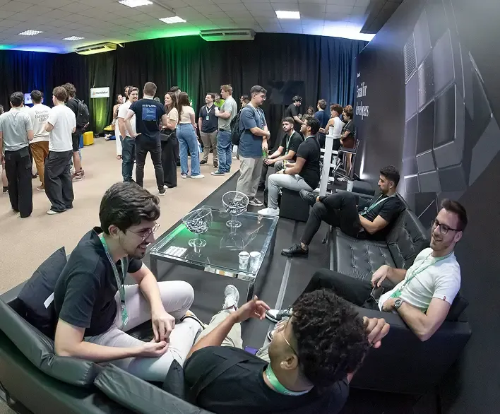 Plateia assistindo uma palestra no Front in Floripa