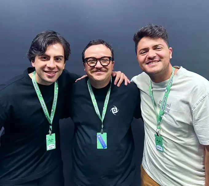 Participantes interagindo durante o evento